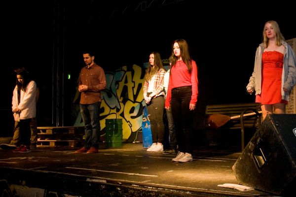 „Ausfahrt Leben“ – Umjubelte Premiere im Skater´s Palace mit SchülerInnen der Beruflichen Grundbildung