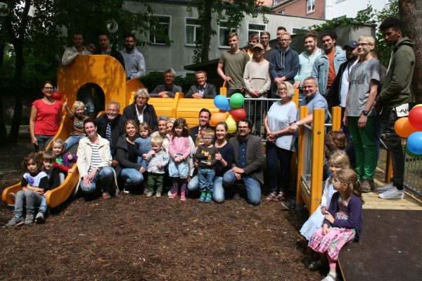 Bürgermeister Joksch: „Das ist gut!“ – Adolph-Kolping-Berufsfachschüler präsentieren Spielgerät für Kita „Dicker Waldemar e.V.“