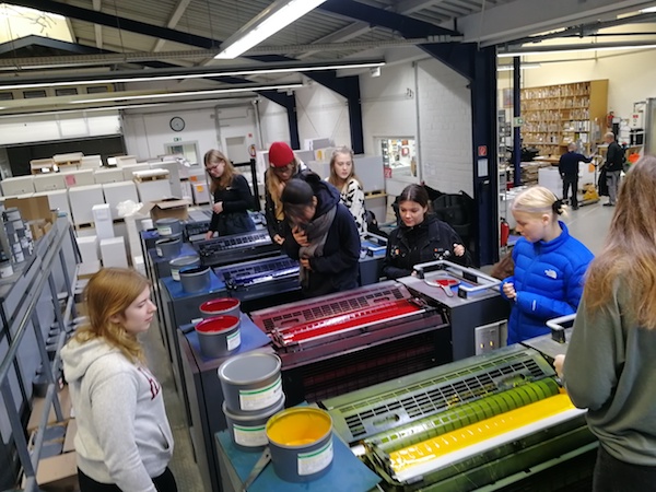 Vom Entwurf zum Print – Berufliches Gymnasium auf Exkursion in der Druckerei Thiekötter