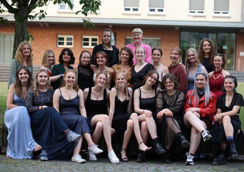 Frauen Furien Malweiber – 22 Schülerinnen feiern Abitur am Adolph-Kolping-Berufskolleg