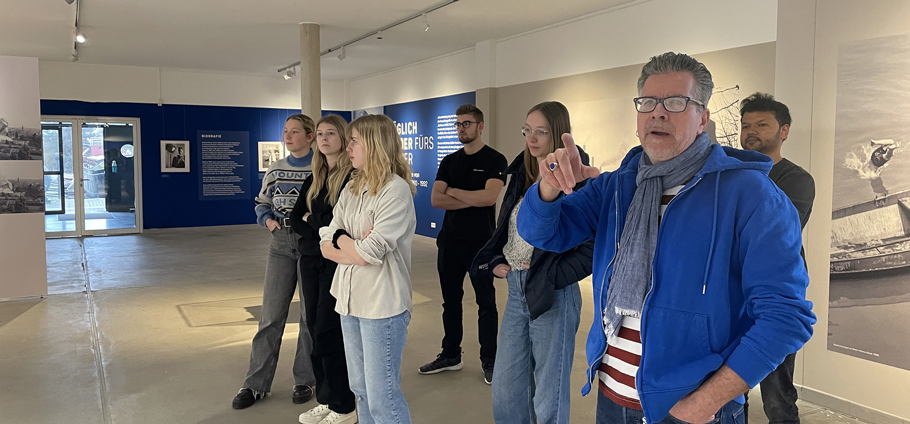 „Täglich Bilder fürs Revier“ – AKBK-Fotografen besuchen Helmut Orwat-Ausstellung 