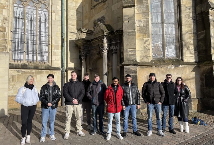 AKBK-Medientechnologen auf interkultureller Domführung in der Münsteraner Bischofskirche