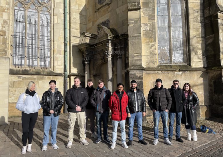 AKBK-Medientechnologen auf interkultureller Domführung in der Münsteraner Bischofskirche