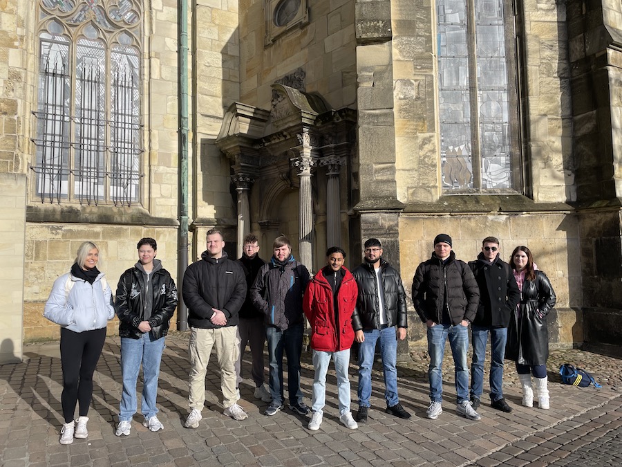 AKBK-Medientechnologen auf interkultureller Domführung in der Münsteraner Bischofskirche