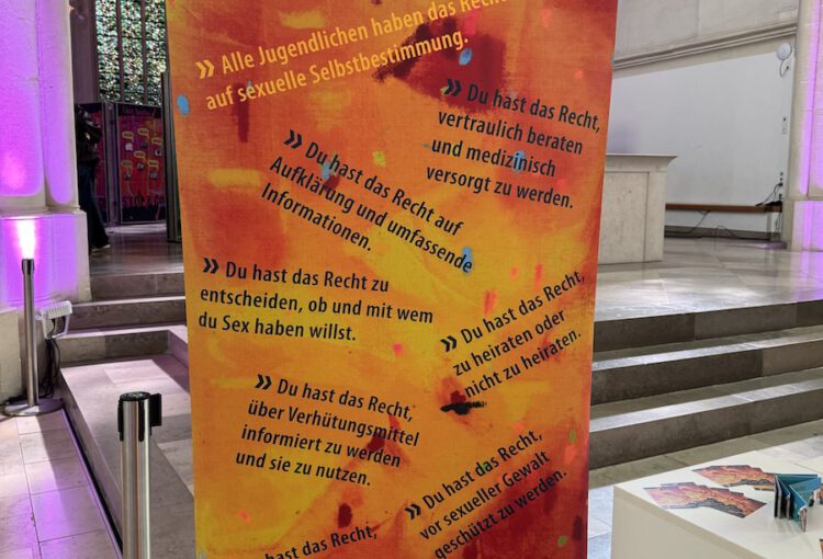 Unterstufen des Beruflichen Gymnasiums für Gestaltung erleben die Ausstellung „echt krass“ in derJugendkirche Münster
