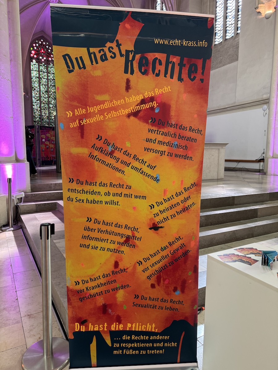 Unterstufen des Beruflichen Gymnasiums für Gestaltung erleben die Ausstellung „echt krass“ in derJugendkirche Münster