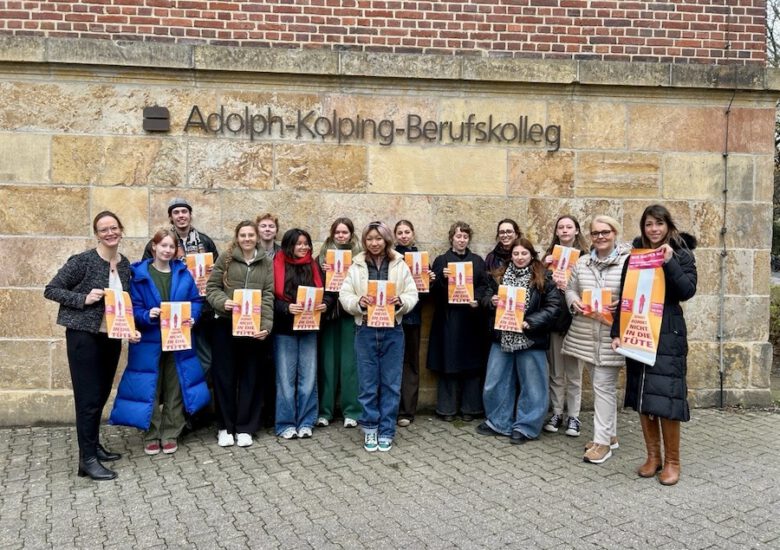 „Gewalt kommt nicht in die Tüte“ – AKBK-GestalterInnen engagieren sich für den Orange Day 2025
