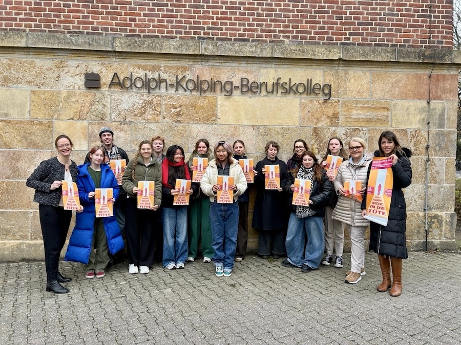 „Gewalt kommt nicht in die Tüte“ – AKBK-GestalterInnen engagieren sich für den Orange Day 2025