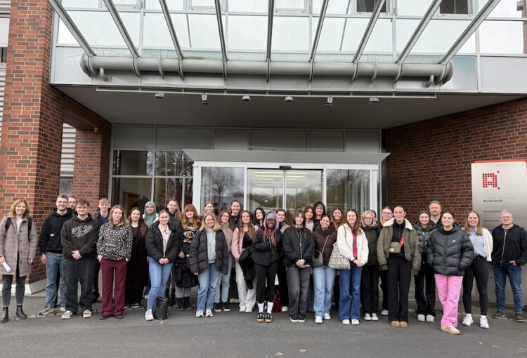 Zeitungsproduktion hautnah – Exkursion der AKBK-MediengestalterInnen zum Druckzentrum Aschendorff