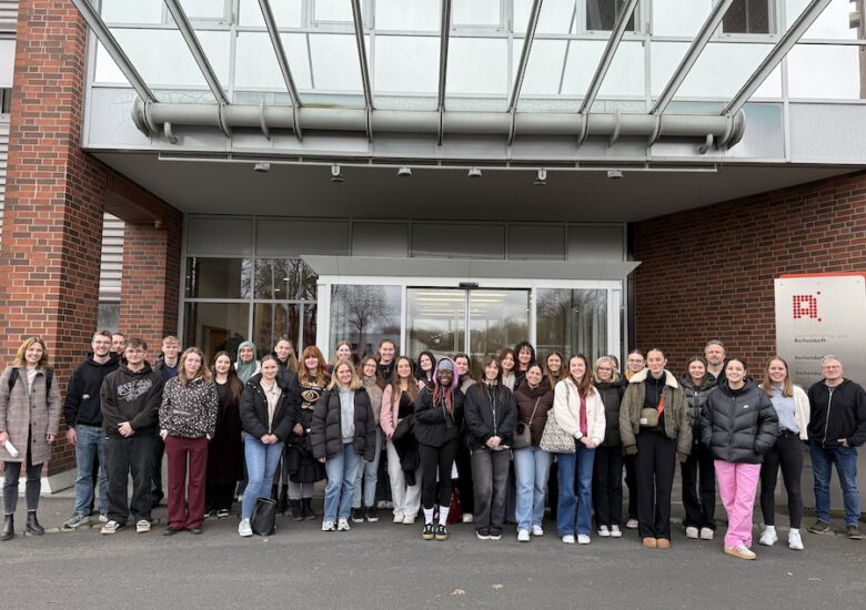 Zeitungsproduktion hautnah – Exkursion der AKBK-MediengestalterInnen zum Druckzentrum Aschendorff