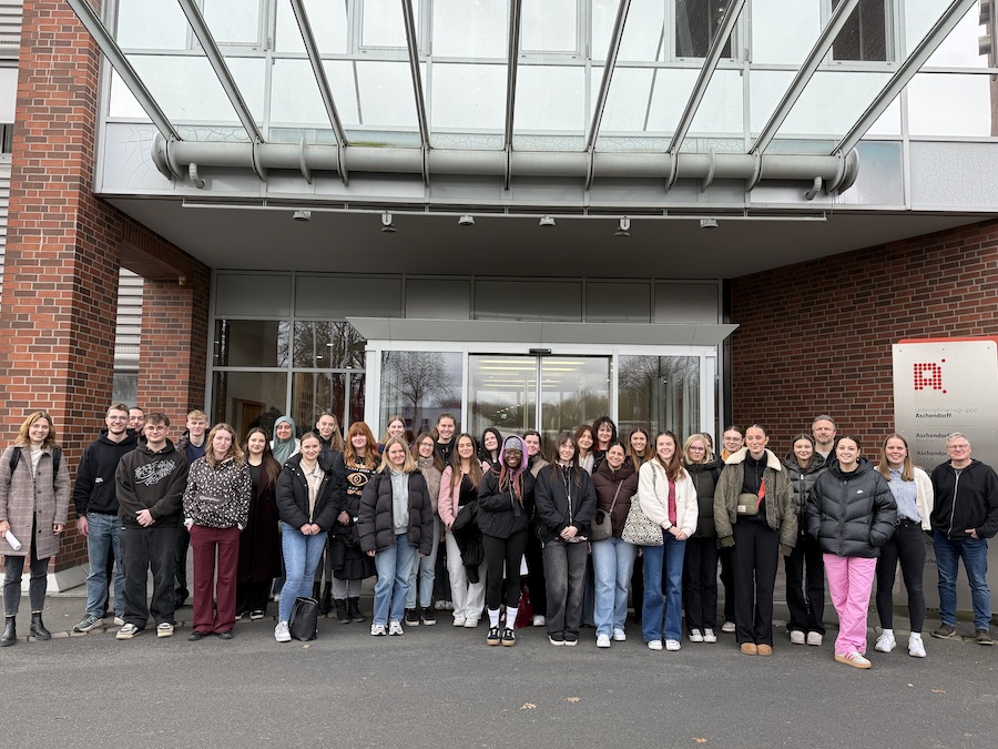 Zeitungsproduktion hautnah – Exkursion der AKBK-MediengestalterInnen zum Druckzentrum Aschendorff