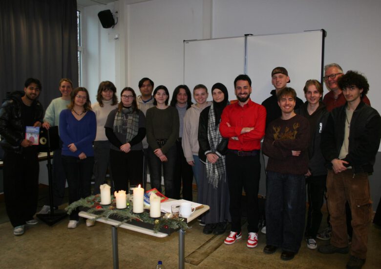 „Der Junge mit dem roten Hemd“ – Sidan Khudeda liest am AKBK