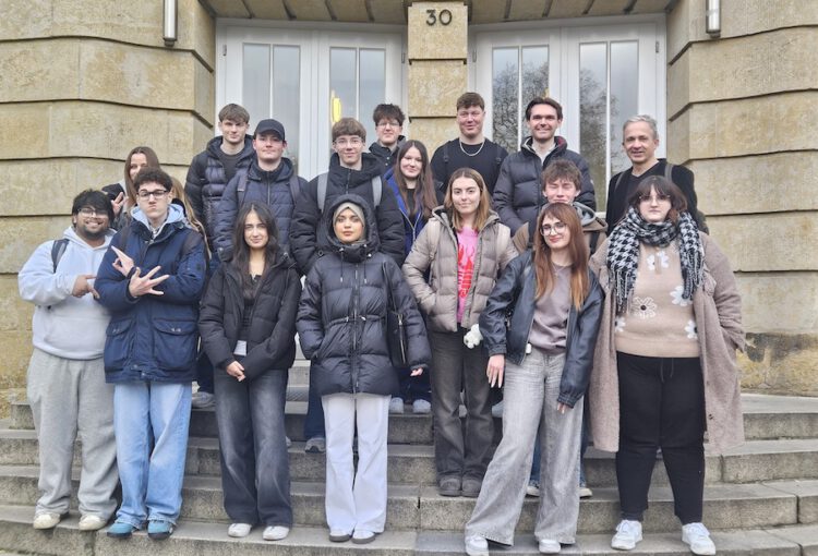 Brutto ist brutal viel, netto ist net so viel – Finanzexperte David Rüsch im Unterricht der GTAs