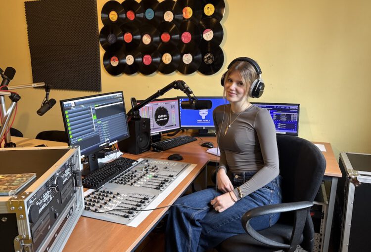 Podcasterin in Frankreich – Emily (BGY24) berichtet über ihr Auslandspraktikum
