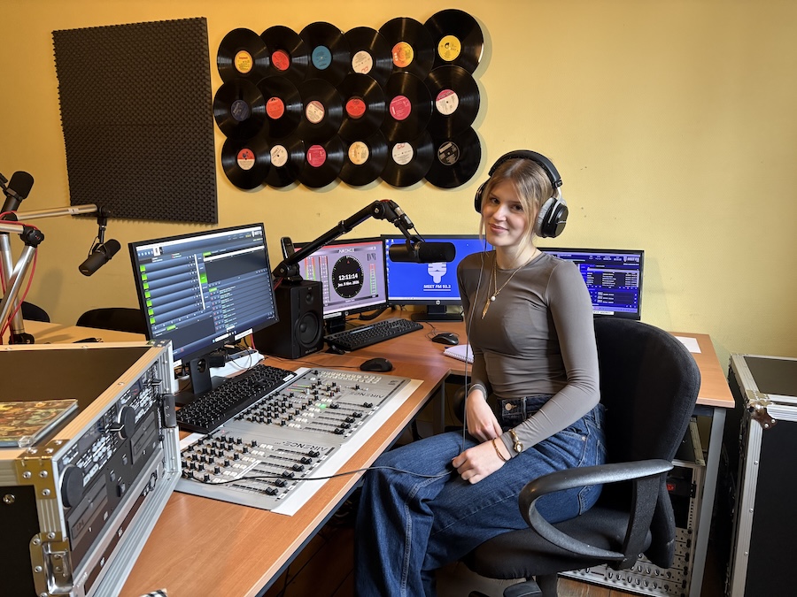 Podcasterin in Frankreich – Emily (BGY24) berichtet über ihr Auslandspraktikum