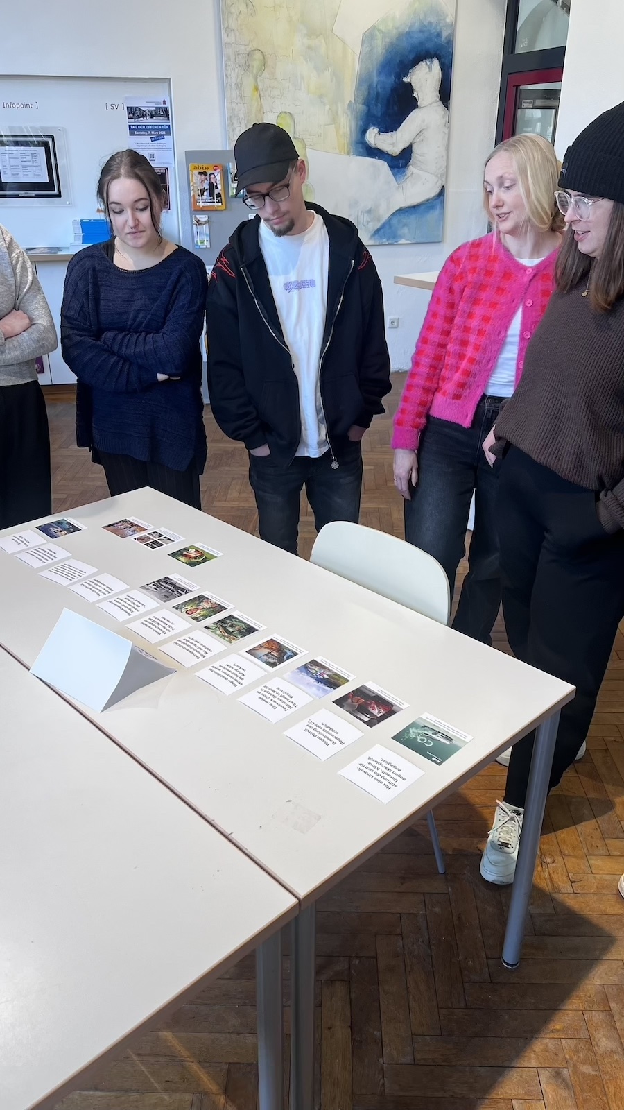 Lernziel: Bewusstsein für globale Zusammenhänge schärfen – Nachhaltigkeitsausstellung der AKBK-MediengestalterInnen