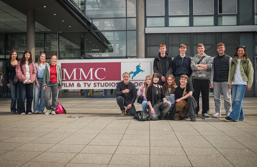 Ein Blick hinter die Kulissen der Medienwelt: Exkursion der HBMK zu den MMC Studios in Köln