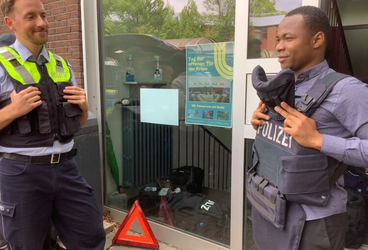 Respekt schaffen ohne Waffen – Internationale Förderklasse besucht Polizeiwache 