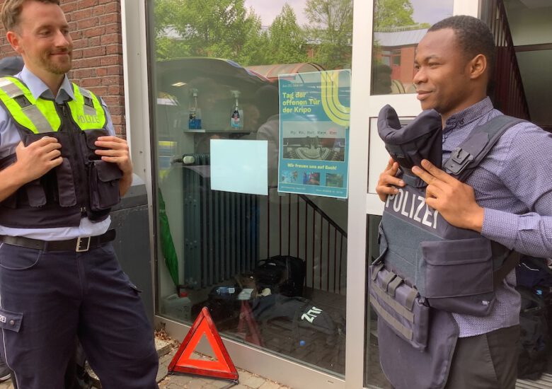 Respekt schaffen ohne Waffen – Internationale Förderklasse besucht Polizeiwache 