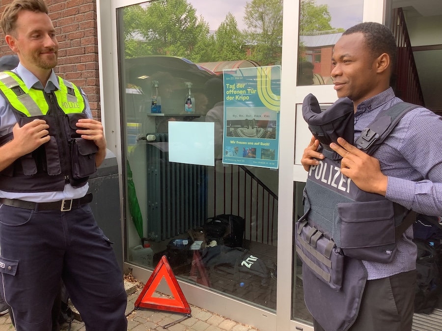 Respekt schaffen ohne Waffen – Internationale Förderklasse besucht Polizeiwache 