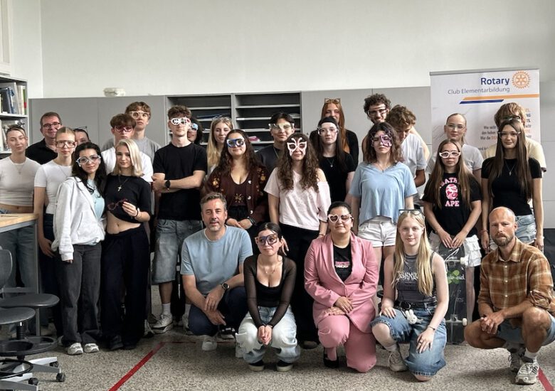 AKBK-Jungdesignerinnen und -designer erfolgreich beimBrillendesignwettbewerb „Beweg was!“